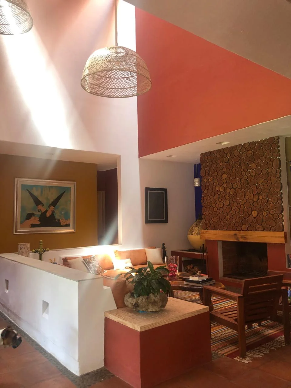 Chimenea y mobiliario en una sala de tonos rojos