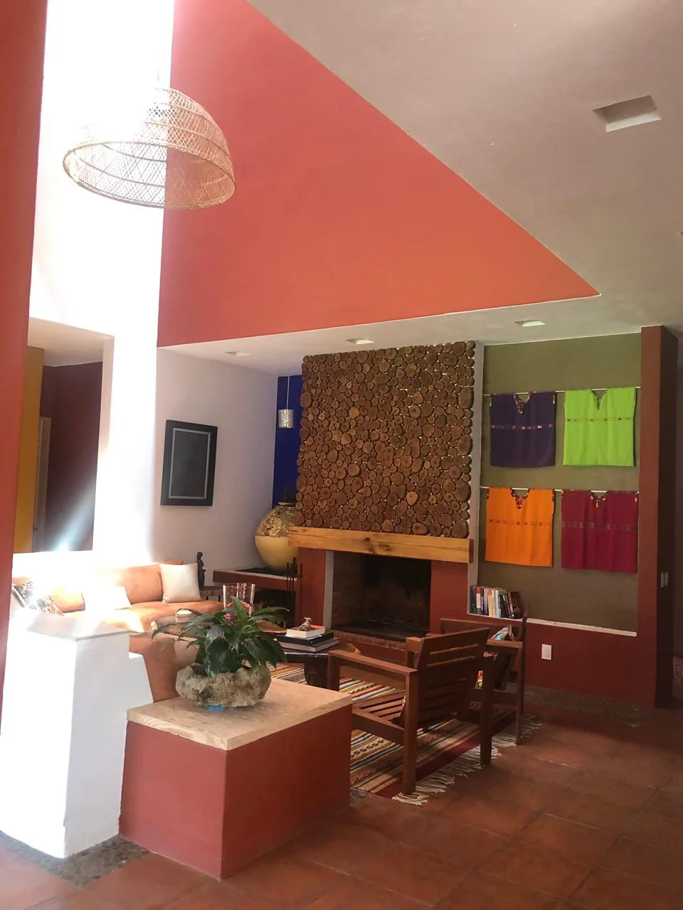 Vista general de una sala residencial con muros rojos