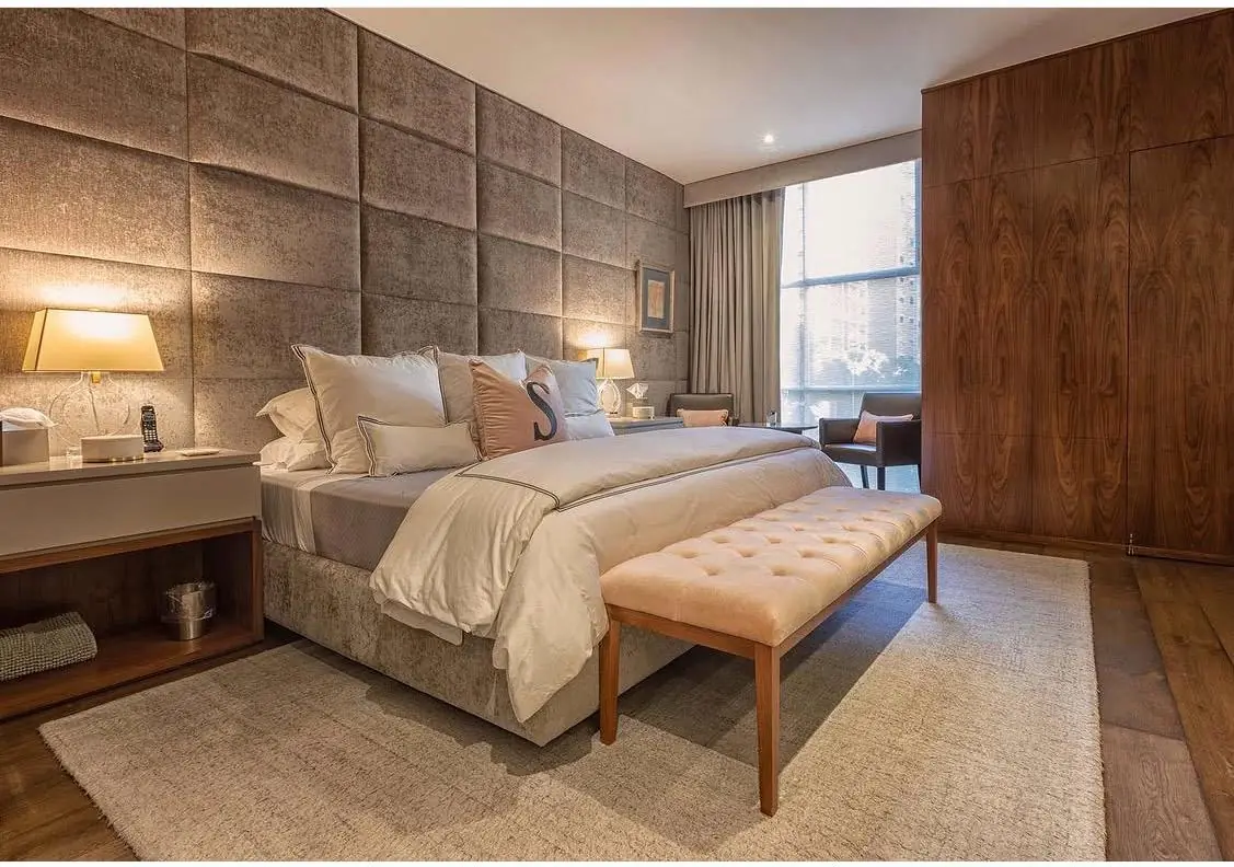 Dormitorio principal con cama, cabecera y mobiliario integrado