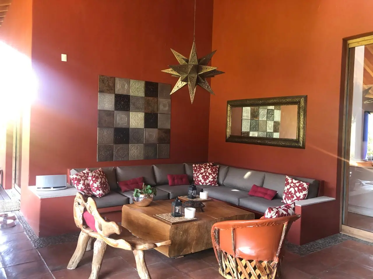 Sala residencial con muros rojos y mobiliario de madera